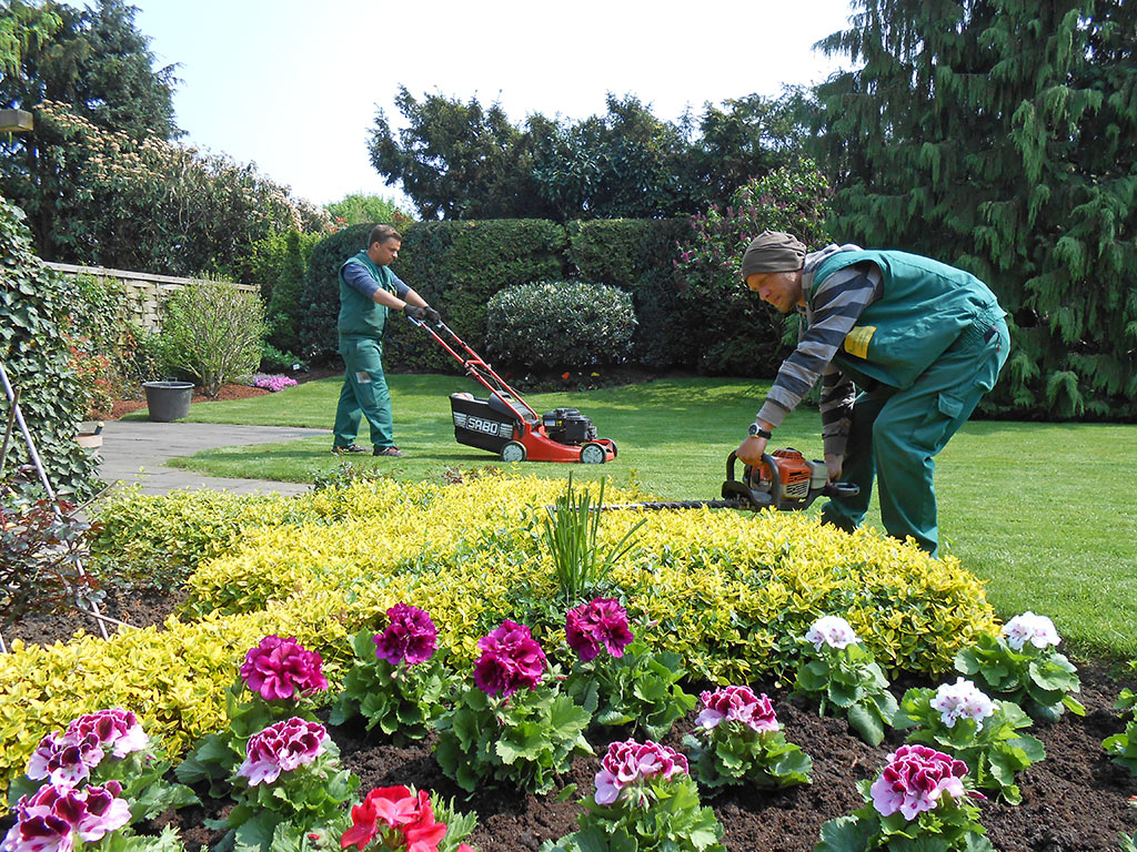 Gartenpflege durch Mitarbeiter Bauer Courth für private Gärten: Rasenmähen + Beetpflege